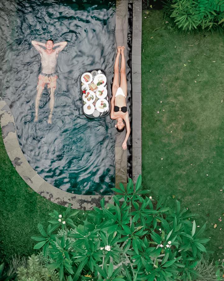 特拉帕拉纳比斯马酒店-Chse认证 乌布 外观 照片 A woman sunbathing in a swimming pool